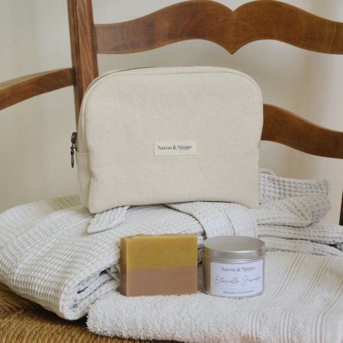 Trousse de toilette, savon et mousse